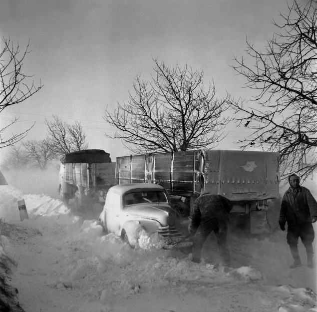 Prudká snehová metelica zatarasila v skorých ranných hodinách cestu siedmim vozidlám, medzi nimi aj autobusu s vlečkou, r. 1967