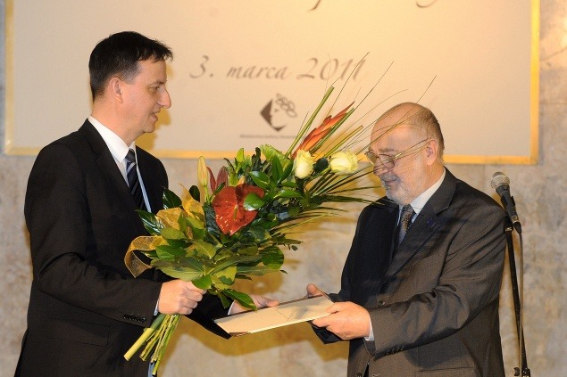 Minister kultúry odovzdáva cenu za celoživotný tvorivý umelecký prínos v oblasti hereckej tvorby Leopoldovi Haverlovi, 2011