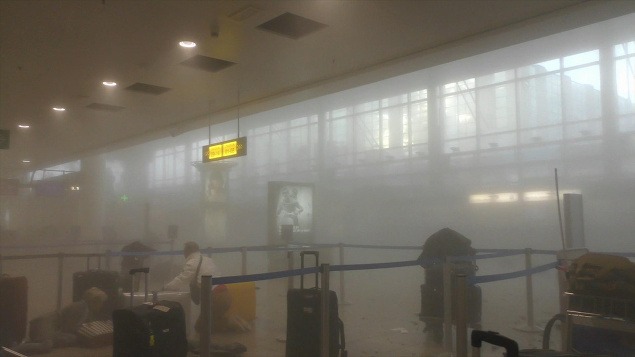 Po výbuchu sa zahalilo letisko do dymu.