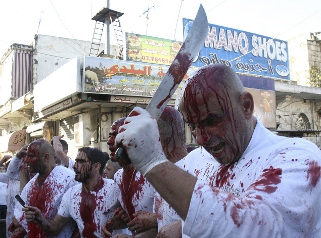 Libanonskí šíitski moslimovia si režú žiletkami a mečmi kožu na meste Nabatíja, 2009.