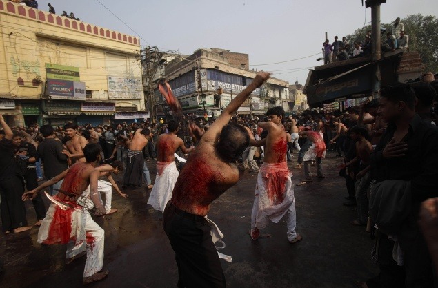 Indickí  šítski moslimovia sa bičujú v Naí Dillí, 2009