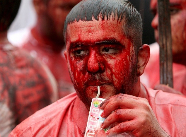 Zakrvavený bahrajnský muž pije džús v Muharraqu, 2009