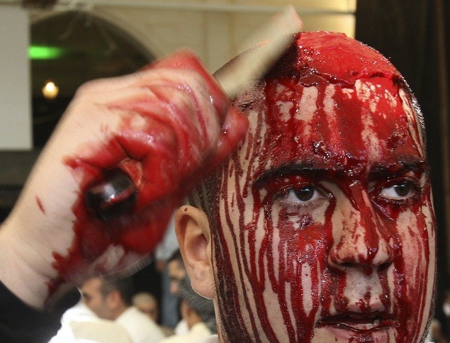 Libanonský šíitsky moslim si búcha nožom do zakrvavanej hlavy meste Nabatíja, 2009