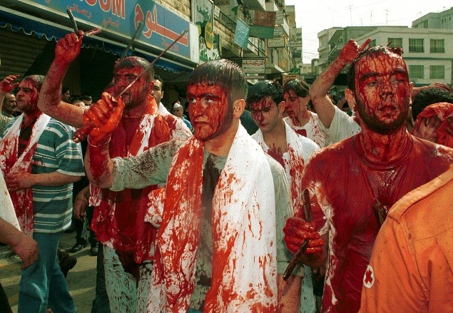 Mladí šíitski moslimovia si žiletkami a mečmi režú kožu na hlave, v juholibanonskom meste Nabatíja, 2004.