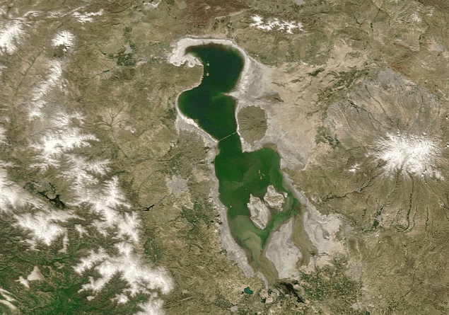 Zmena farby iránskeho jazera Urmia, apríl 2016