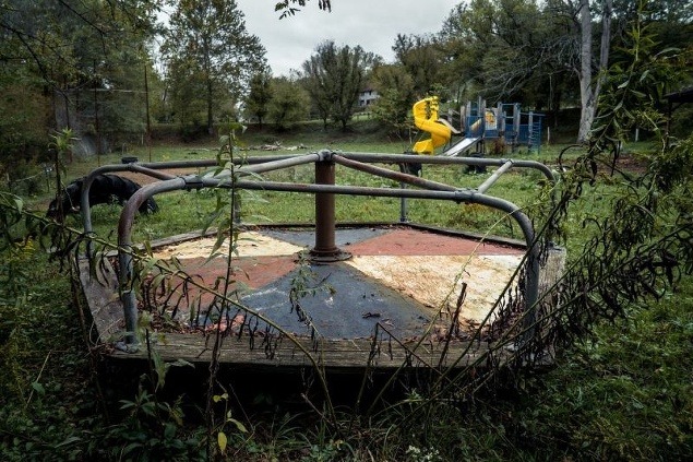 Zhrdzavený kolotoč pri jazere Shawnee v Západnej Virgínii bol kedysi súčasťou zábavného parku