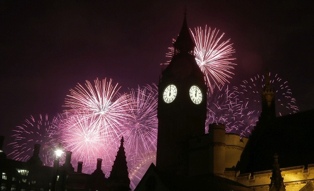 Londýn, ohňostroj nad hodinami Big Ben 