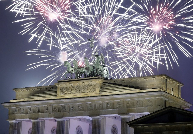 Berlín, ohňostroj nad Brandenburskou bránou