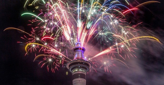 Nový Zéland, ohňostroj nad televíznou vežou v Aucklande