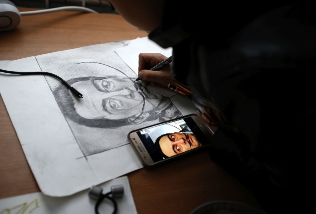 Farhad Nouri pracuje na portréte španielskeho maliara Salvadora Dalího.