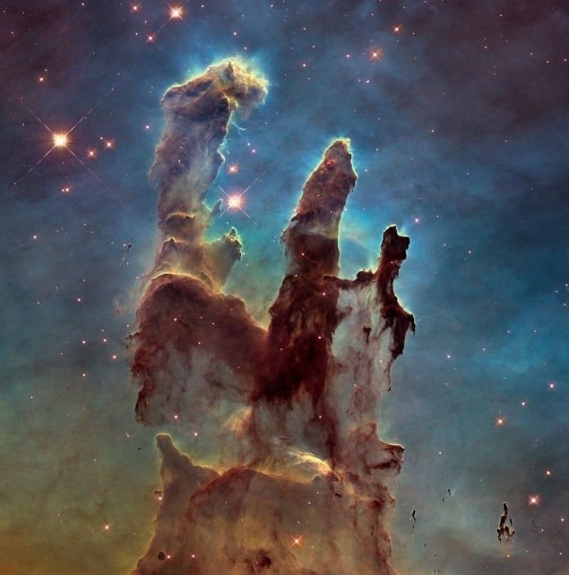 Kozmický útvar tvorený plynom a prachom dostal názov Stĺpy stvorenia a nachádza sa v súhvezdí Orla. Sú vysoké približne päť svetelných rokov