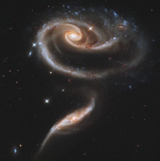 Skupina galaxií Arp 273 ležiacich v súhvezdí Andromeda nachádzajúcich sa 300 miliónov svetelných rokov od Zeme