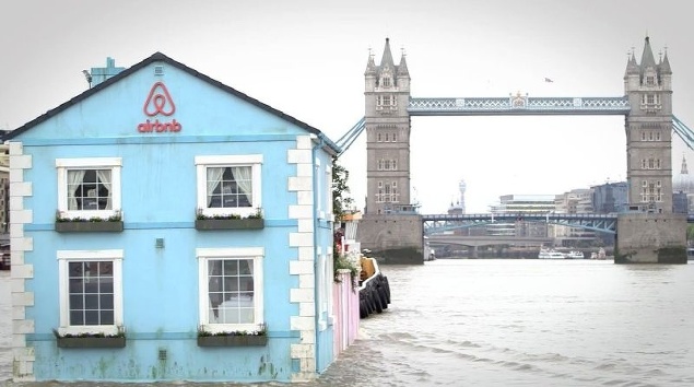 Plávajúci dom na rieke Temža v Londýne