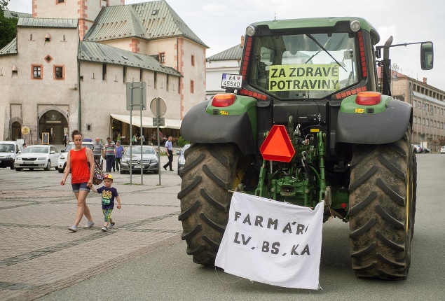 Protestujúci farmári v Banskej