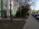Nikola býva s rodinou