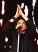 Dave Gahan roztlieskava publikum.