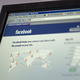 Facebook zva�uje zavedenie popla�n�ho tla�idla