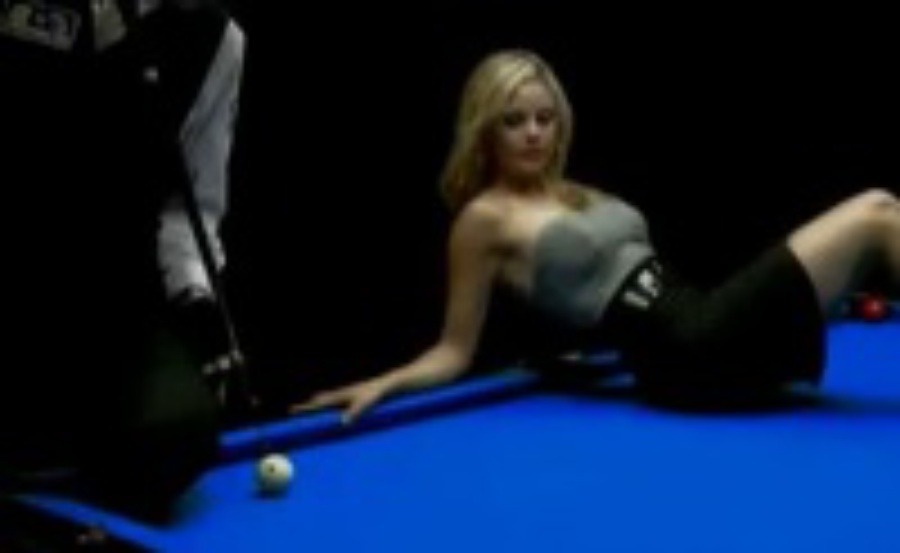 Актриса Haley Cummings мастурбирует на бильярдном столе порно фото бесплатно