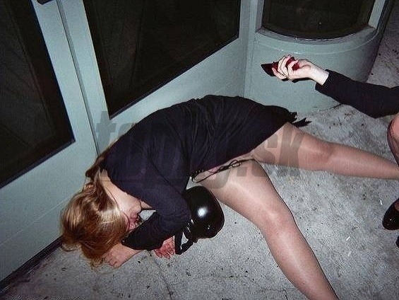 Пьяная жена мастурбирует под елкой фото