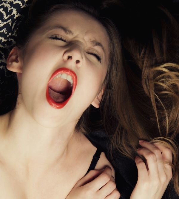 Широко раскрыв рот девушка получает много спермы от парня 