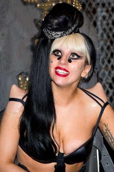 2011-prostitutka-sexi--Lady-Gaga-ako-slapka-sexisticky-outfit.jpg