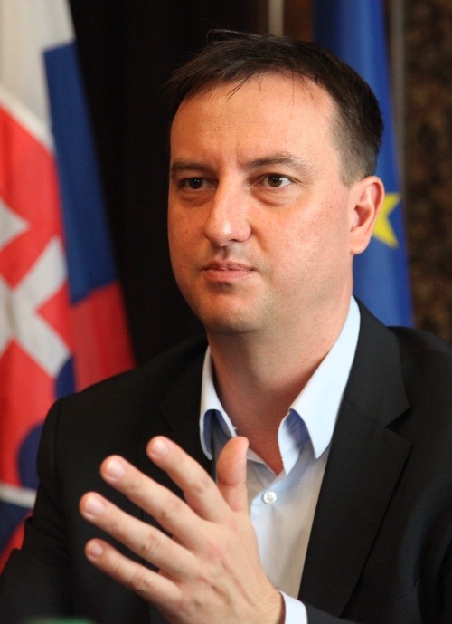 minister Daniel Krajcer