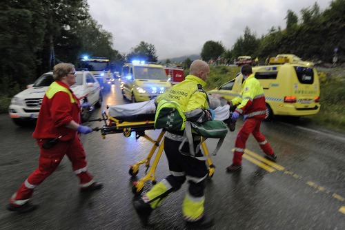 Záchranári pomáhajú zraneným na