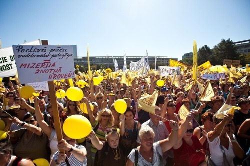 Učitelia dnes protestovali na