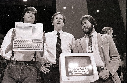 Steve Jobs a Steve Wozniak (vpravo)