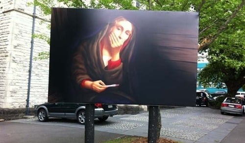 Šokujúci bilbord: Panna Mária