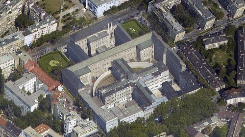 Exmoderátor sa momentálne nachádza v bratislavskom Justičnom paláci.