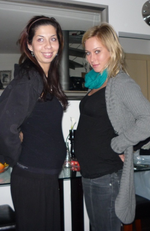 Katarína na zábere s tehotnou kamarátkou. Hoci plavovláska nečaká bábätko, veľkosťou plného bruška zatienila priateľku, ktorá bola vo štvrtom mesiaci.