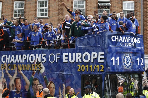 Takýto krásny modrý autobus previezol hlavným mestom Anglicka víťazov Ligy majstrov Chelsea Londýn