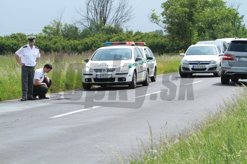 Policajti na mieste nehody vyšetrujú dôvod nehody. Na tomto mieste sa zrejme auto so speváčkou dostalo do šmyku. 