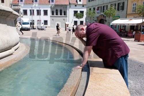 Turisti privítali možnosť schladiť sa aspoň vo fontáne.