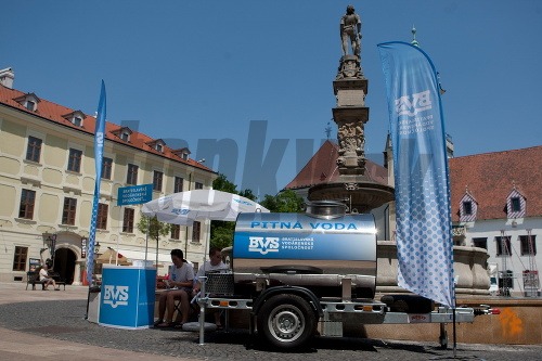 Na Hlavnom námestí v Bratislave sa dá osviežiť vodou z cisterny.
