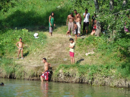 K brehom rieky Laborec sa každý deň zíde približne stovka Rómov.