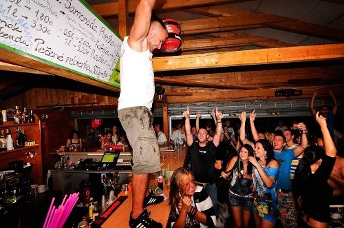 Keď zahrajú skladbu Baywatch, tak sa barmani utrhnú z reťaze