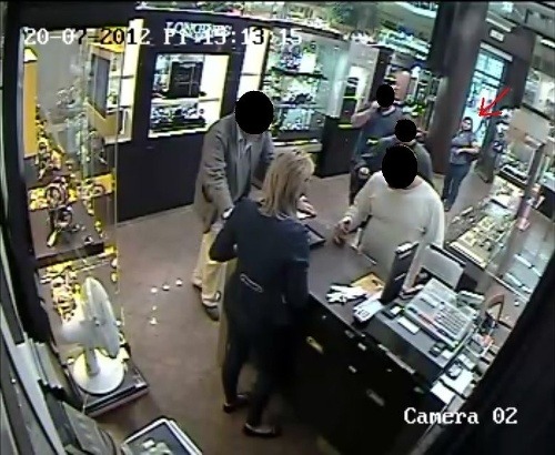 Zlodejku zachytili bezpečnostné kamery.