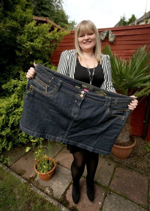 Laura ukazuje sukňu, ktorú nosila v čase, keď bola obézna