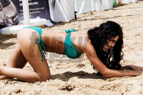 Daniela Biháryová sa počas fotenia vyšantila v piesku.