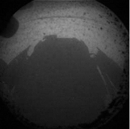 Prvá fotografia, ktorú poslalo Curiosity z Marsu na Zem.