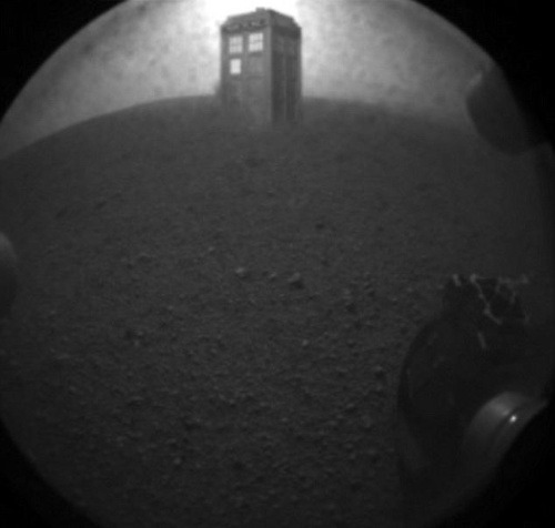 Na Marse nechýba ani slávna telefónna búdka.