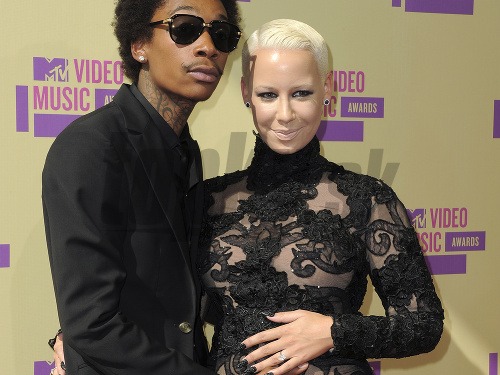 Americký rapper Wiz Khalifa a jeho manželka Amber Rose privítali 21. februára syna Sebastiana Taylora Thomaza. 