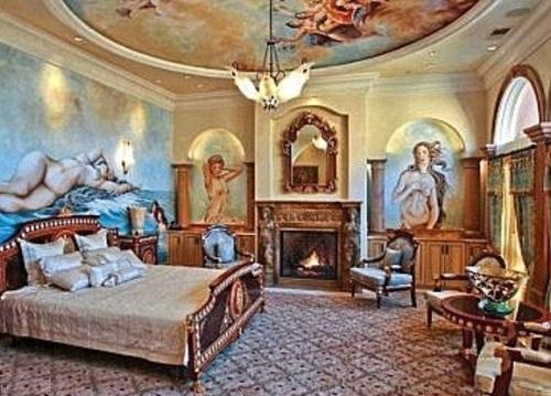 Väčšina spálni je zdobená nástennými maľbami zobrazujúcich nahé ženy