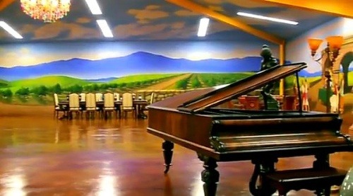 V sále stojí klavír, ktorý navodí tú správnu atmosféru