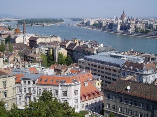 Výhľad na maďarskú metropolu, ktorú rieka Dunaj rozdeľuje na dve časti - Budu a Pešť