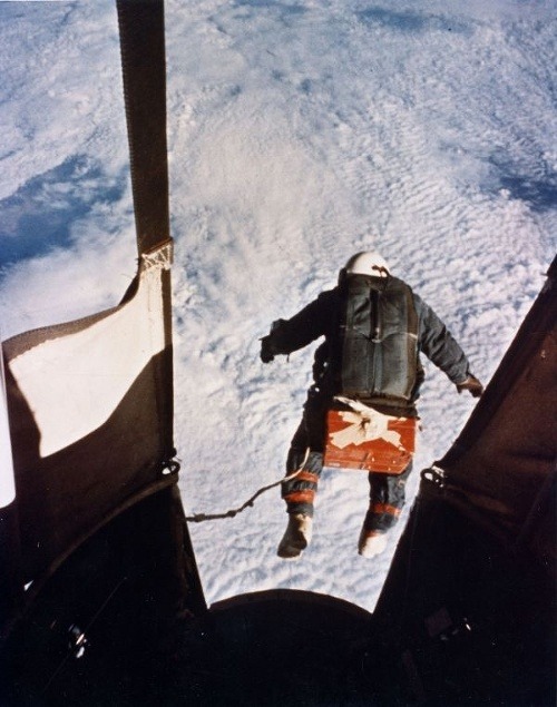 Kittinger pri zoskoku z výšky 31 kilometrov v auguste 1960