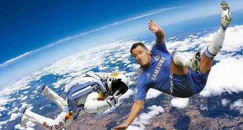 Hráč Chelsea John Terry sa rúti k Zemi.
