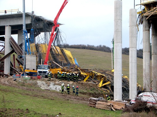Pod troskami zrúteného mosta pri Kurimanoch dnes zahynuli najmenej 3 ľudia